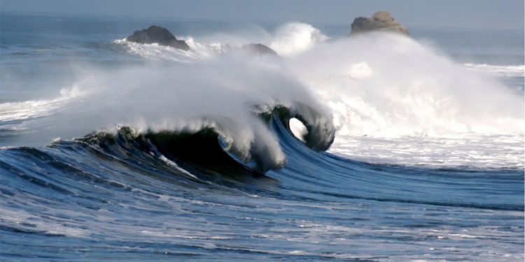 Gelombang Pasang Rusak Rumah Warga Suku Laut di Indragiri Hilir